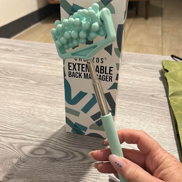 Cheezos ~ Extendable Manual Back Massager ~ Extends to 24 inches ~ NIB - Picture 2 of 2